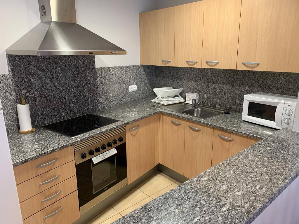 Entire apartment, Cozy Beach Apartment with Kitchen & WiFi, 800m to Platja Nova in Roses Centre, Roses