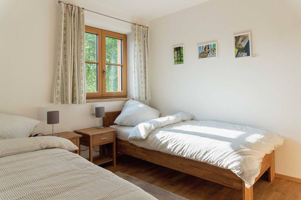 Ganze Wohnung, Große Ferienwohnung im schönen Mangfalltal unterhalb des Irschenbergs in Bruckmühl, Landkreis Rosenheim