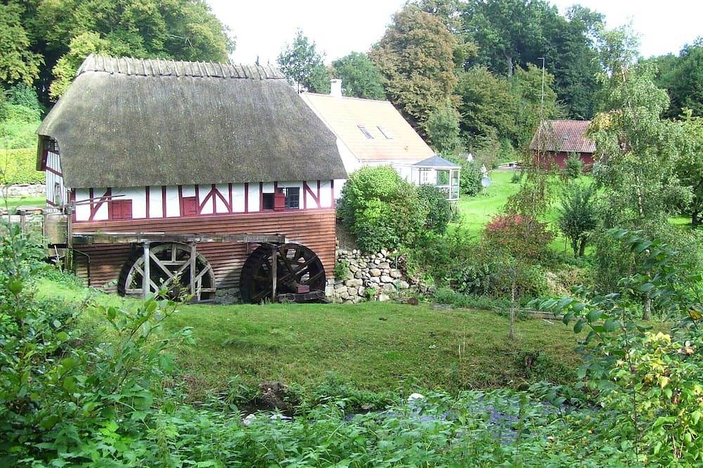 Stay idyllically at the old watermill and lake. in Svendborg Region