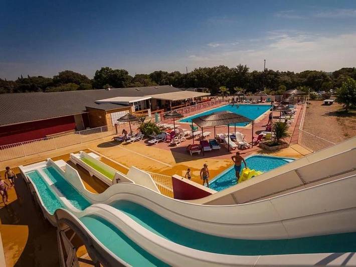 Camping pour 4 personnes, avec Terrasse ainsi que Jardin et Piscine