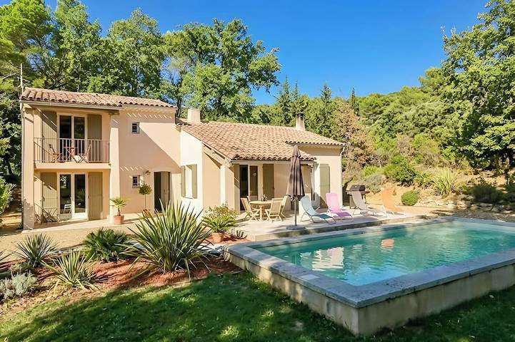 Location de vacances pour 6 personnes, avec piscine et jardin à Buisson