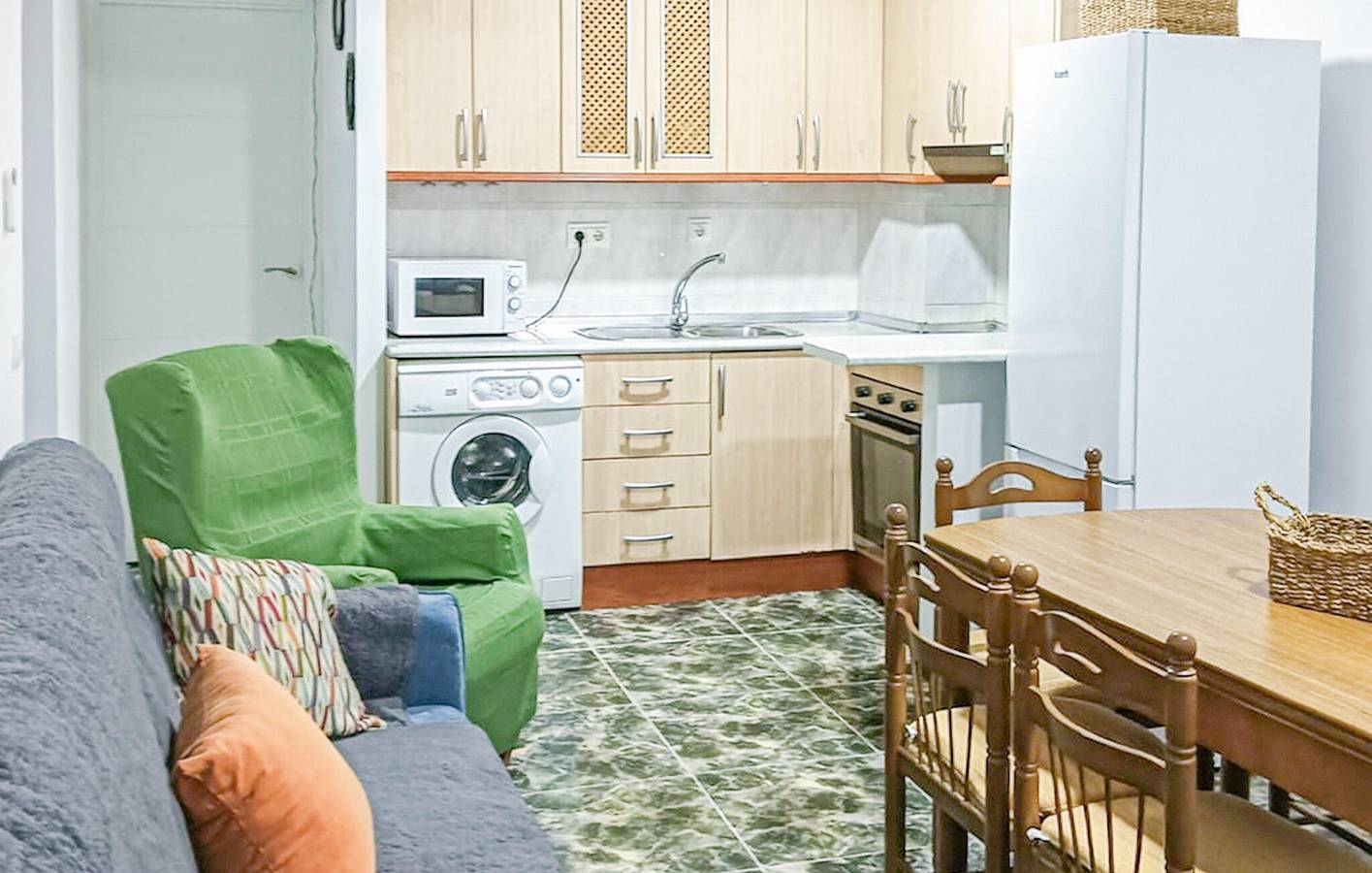 Apartamento vacacional entero, Beachside Retreat: Apartamento de 90 m2, aparcamiento gratuito y TV in Motril, Costa Tropical