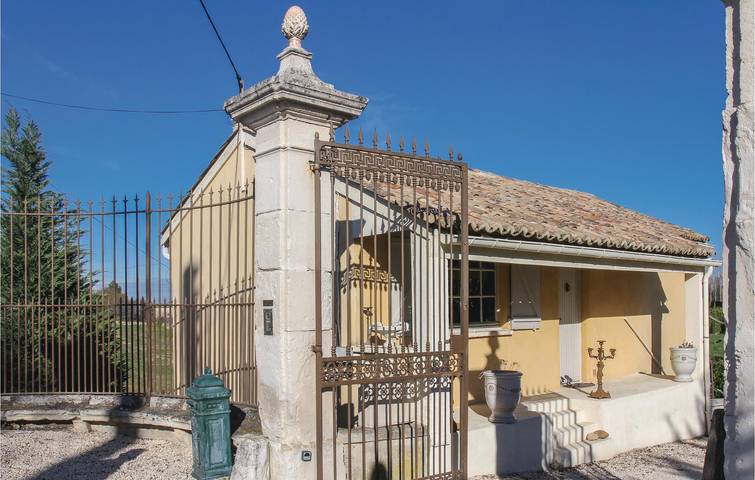 Escapade relaxante avec parking, piscine et jardin in Pont-Saint-Esprit, Région de Nîmes