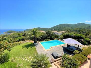 Cottage pour 8 personnes, avec jardin et balcon dans Plage de Fautea