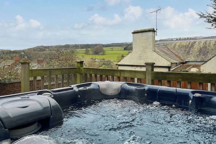 Cottage for 15 people, with hot tub and garden, with pets in Belper