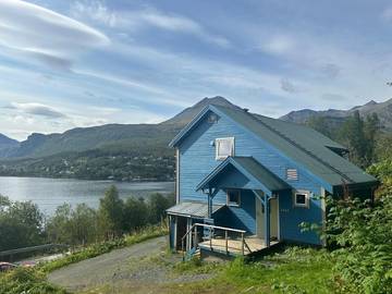 Ferienhaus für 6 Personen, mit Ausblick und Garten sowie Sauna und Terrasse in Lyngen