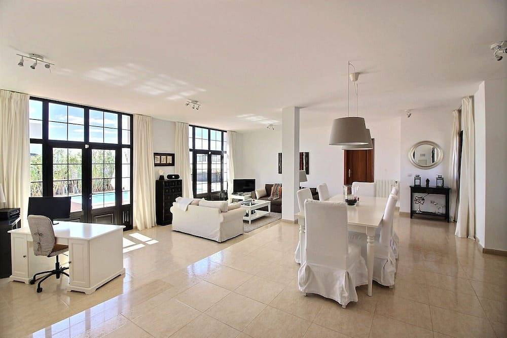 Luxusvilla mit privatem beheiztem Pool, Wifi, Blick auf das Meer und die Vulkane in Conil, Tías