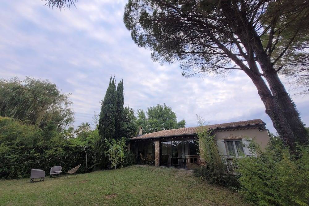 House with a yard in a quiet neighborhood in Entraigues-sur-la-Sorgue, Vaucluse