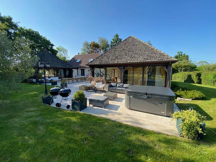 Villa pour 15 personnes, avec jacuzzi et jardin ainsi que sauna et terrasse, animaux acceptés