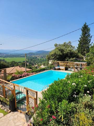 Cottage pour 2 personnes, avec jardin et piscine ainsi que vue et terrasse à Taradeau
