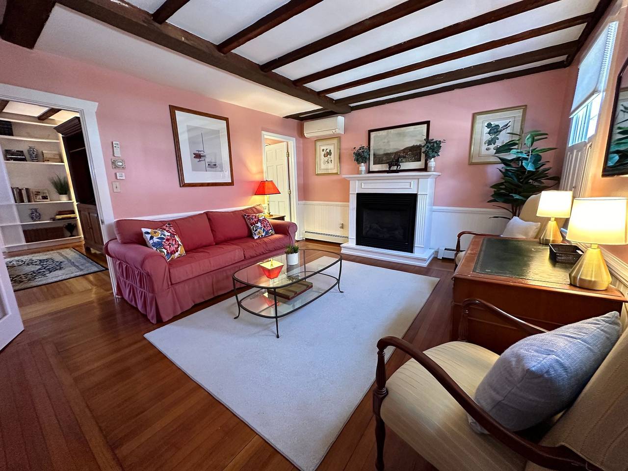 Entire Historic 5 Bed/ 5 Bath Inn Sleeps 17 in Newport, Newport County