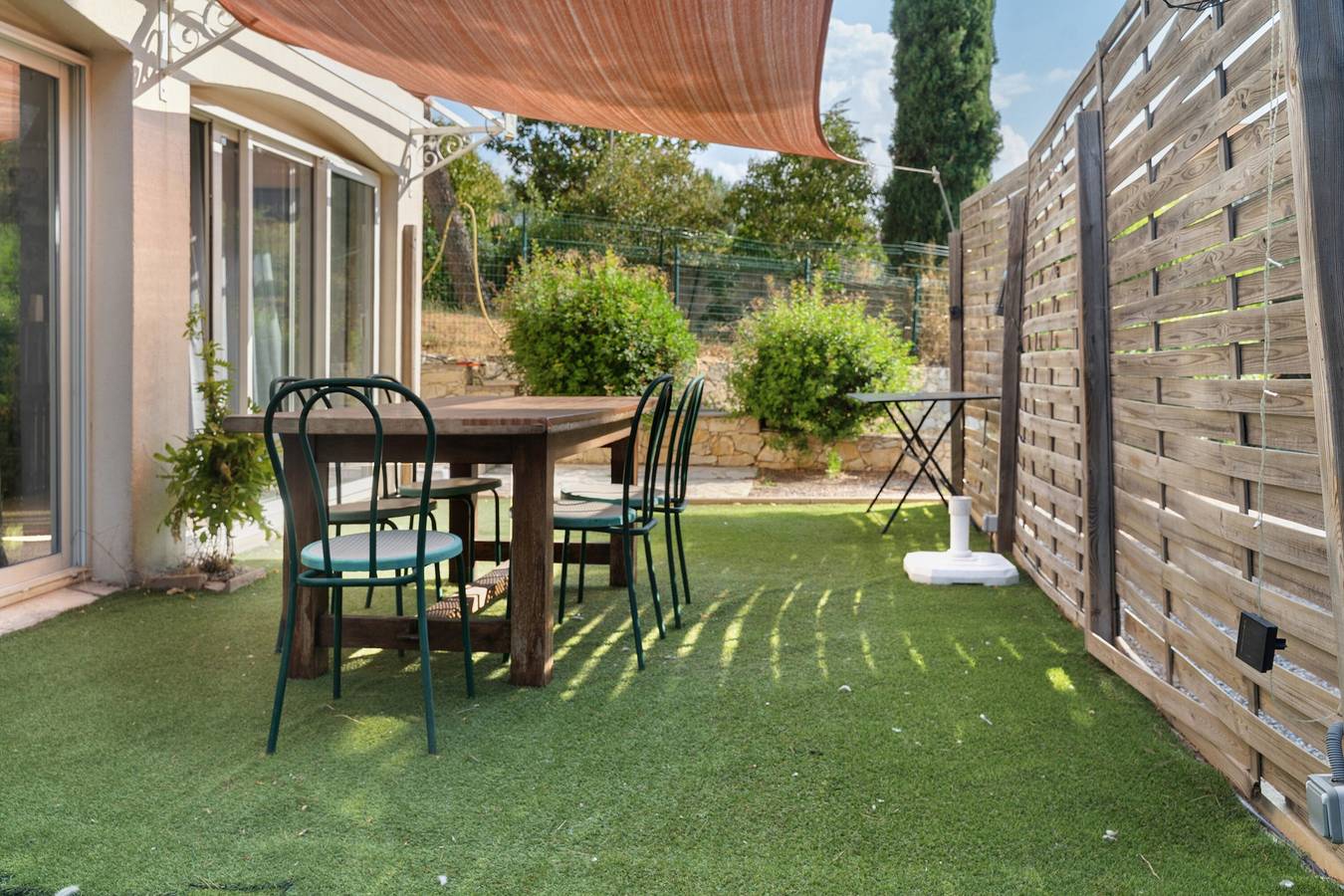 Appartamento intero, Appartamento 'Villa Andalouse' con terrazza privata, Wi-Fi e aria condizionata in Poussan, Costa mediterranea (Francia)