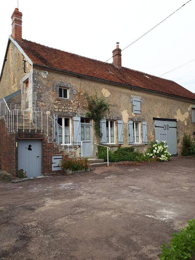 Location de vacances pour 2 personnes, avec Terrasse ainsi que Jardin et Vue à Dampierre-sous-Bouhy