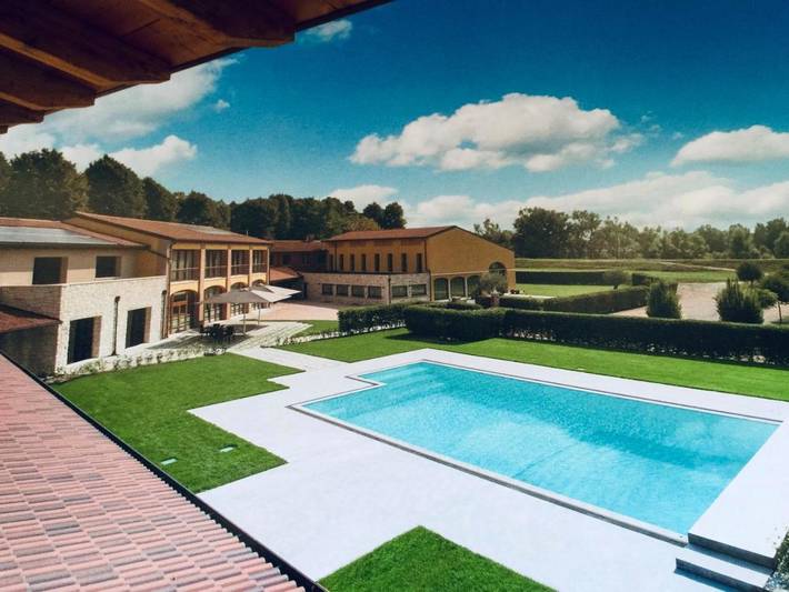 Location de vacances pour 2 personnes, avec Jardin ainsi que Piscine et Vue à Zevio