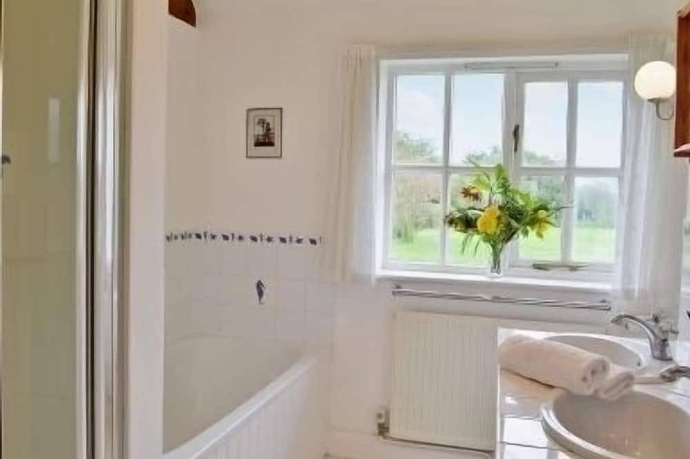 Priory Barn - ideal for large family groups. Sleeps 8/9 adults plus 3 children in Leigh (Kent), Kent