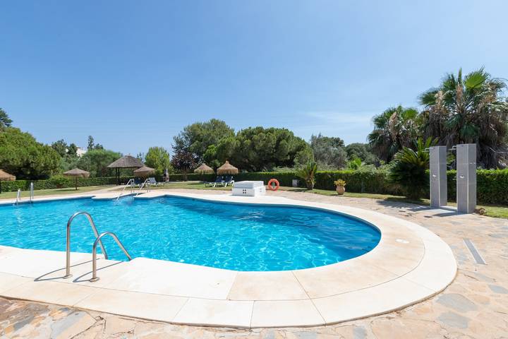 Ganze Wohnung, Helle und gemütliche Ferienwohnung mit Meerblick, Gemeinschaftspool und WLAN in Urbanizacion Calahonda, Mijas