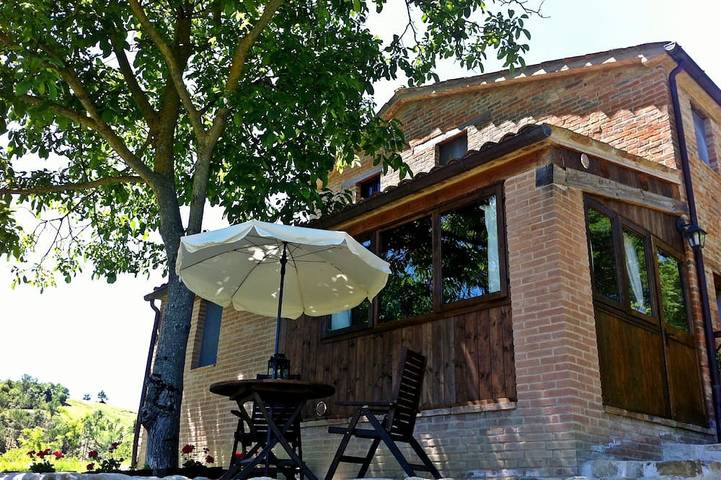 Agriturismo per 2 persone, con terrazza e piscina nonché giardino, con animali domestici in Amandola