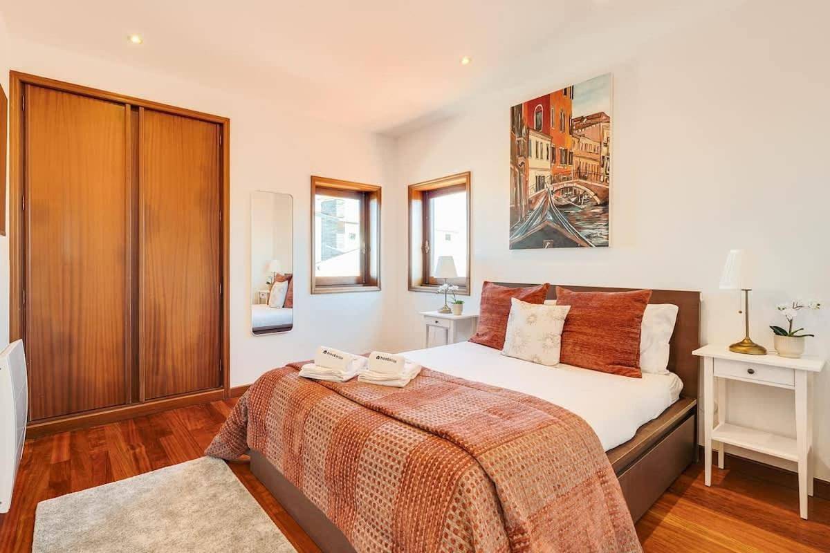 Beach Villa with Jacuzzi & Garage by Hostwise in Vila Chã, Porto Distrikt