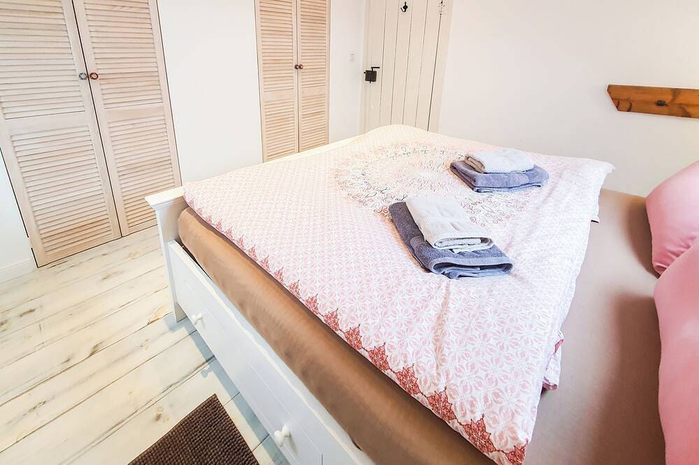 Ganze Wohnung, Friendly Home - \"Helles Dachstudio\" - Köln - Messe - Bonn - Phantasialand in Bornheim/Brenig, Bornheim