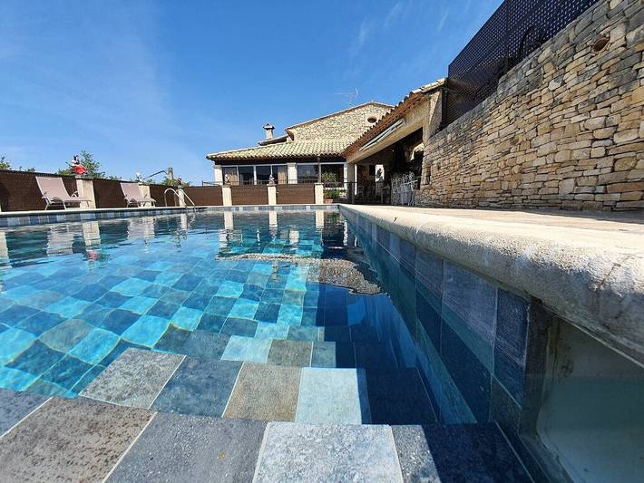 Gîte pour 6 personnes, avec terrasse ainsi que piscine et jardin à Caseneuve - 3