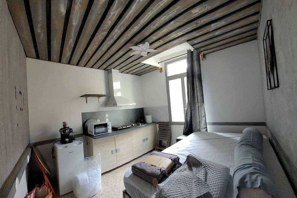 Entire apartment, Gîte de la Tour, à 10 Minutes du Pont du Gard, Idéal Pour Couple in Montfrin, Nimes region