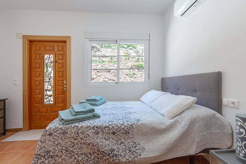Villa 'Villa Meretseger' con vistas a la montaña, piscina, terrazas y Wi-Fi in Almogía, Provincia de Málaga