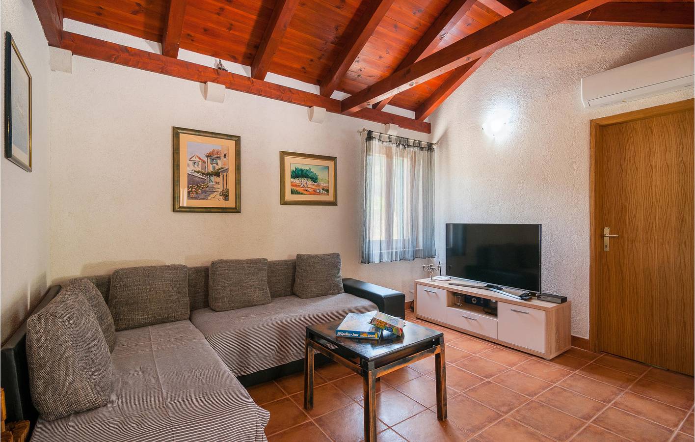 Reizende Ferienwohnung mit Pool, Terrasse und WLAN – 2 km vom Strand entfernt in Postira, Brac