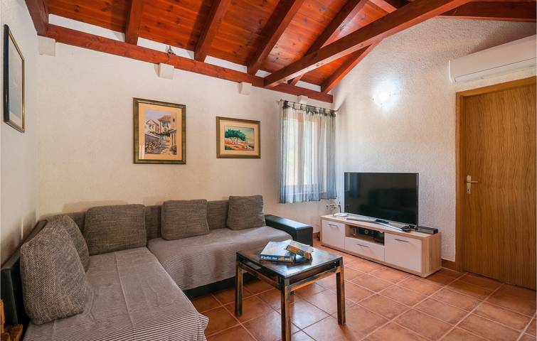 Reizende Ferienwohnung mit Pool, Terrasse und WLAN – 2 km vom Strand entfernt in Dol (Postira), Postira
