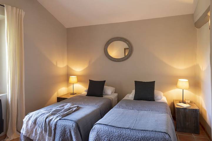 Location de vacances pour 4 personnes, avec piscine ainsi que terrasse et jardin à Joucas - 3