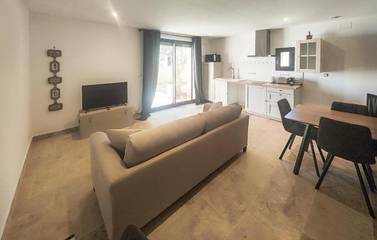 Gîte pour 3 personnes, avec piscine, animaux acceptés à Quarante