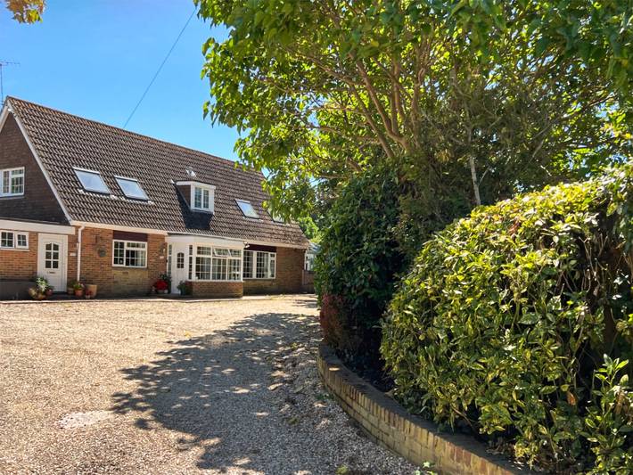 Log cabin for 4 people, with garden, with pets in West Sussex