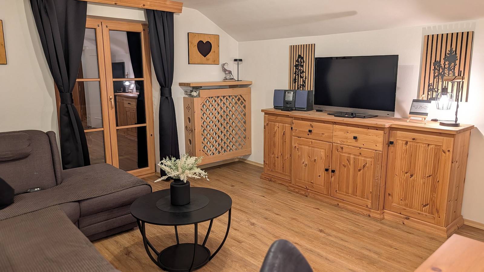 Entire apartment, Apartment 'Wetterstein' with Mountain View, Balcony and Wi-Fi in Mittenwald, Bavarian Alps