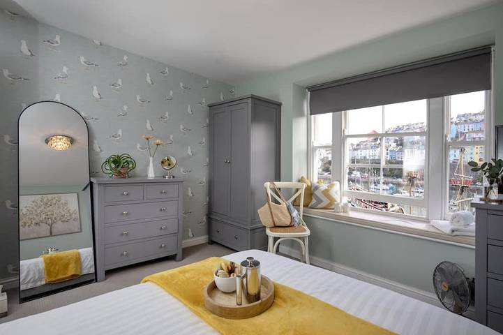 Five - La Petite Maison is a stylish waterfront holiday apartment in Brixham in Brixham, Torbay