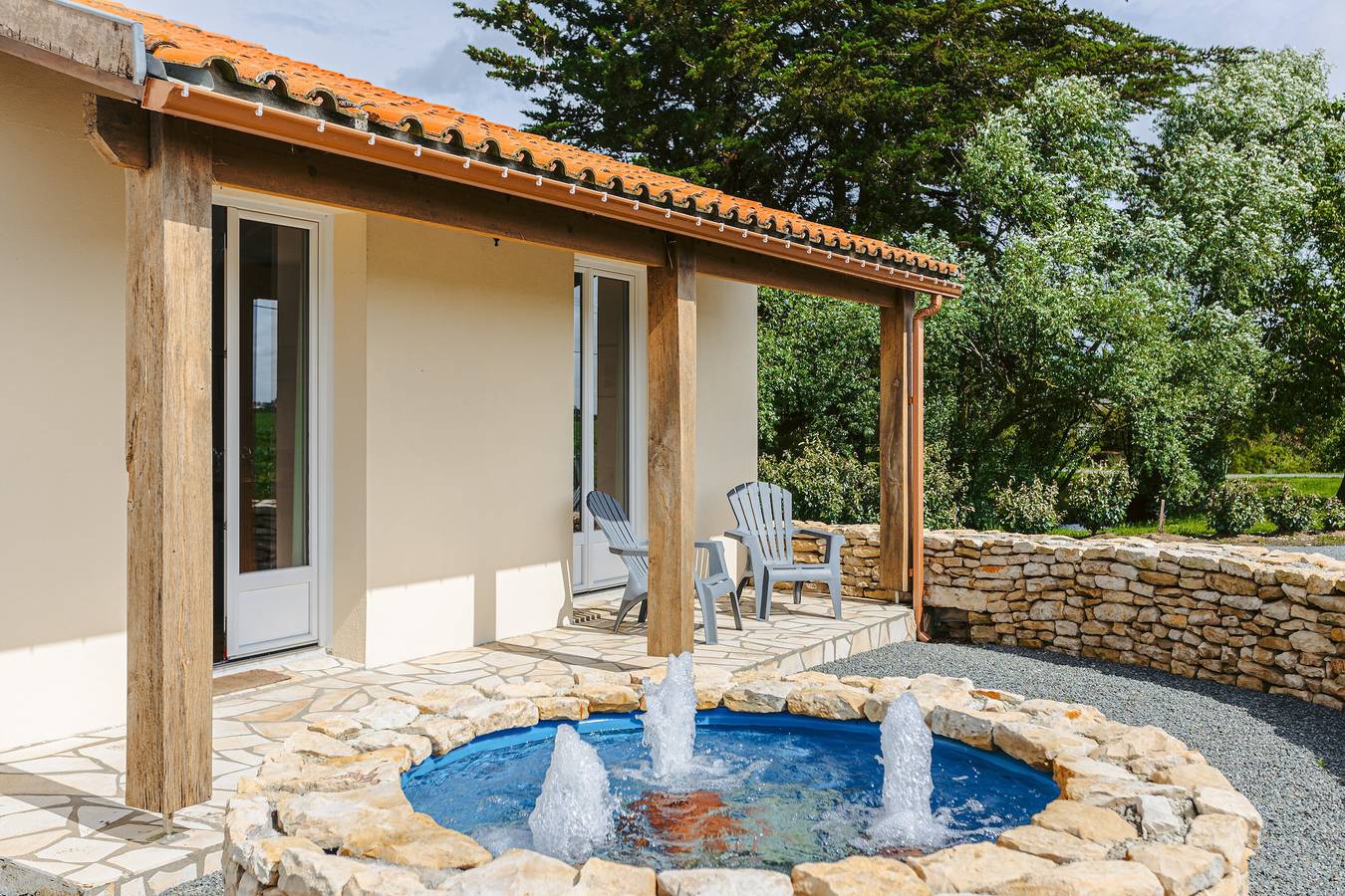 Maison de vacances 'Gîte Panda' avec piscine partagée et Spa, Wi-Fi et climatisation in Marans, Région de La Rochelle
