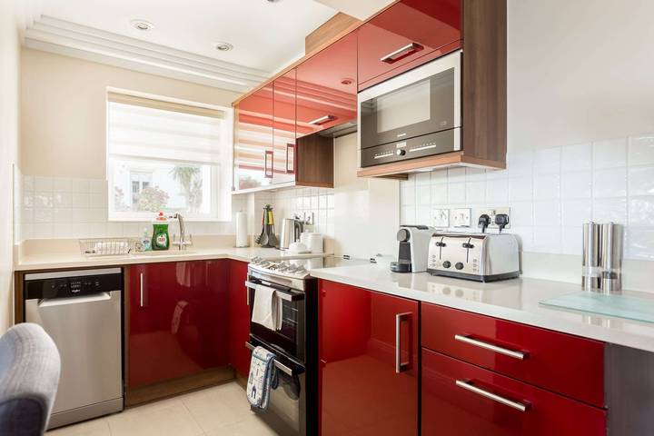 Entire apartment, Sea Spirit- Short Walk to Alum Chine Beach in Bournemouth, South West England