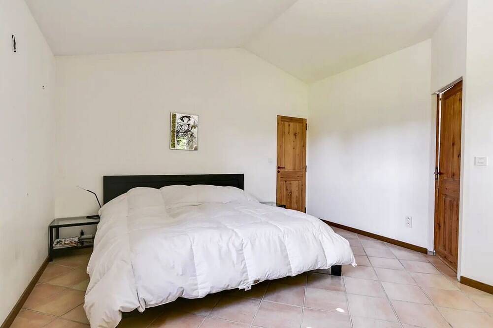 Dreamlike sheepfold in the heart of the Luberon vineyards in La Tour-d'Aigues, Parc naturel régional du Luberon