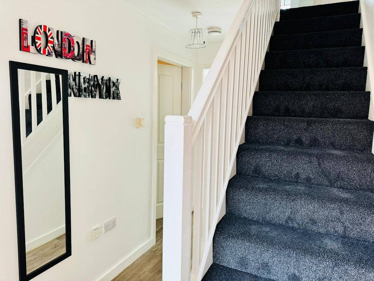 4-Bed Charming Pet-Friendly House w/ Garden in Peterborough