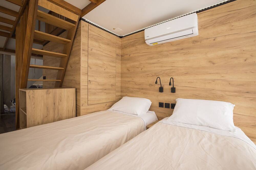 Family holiday property up to 20p with gites 2kms from the Pont du Gard in Castillon-du-Gard, Region de Nimes