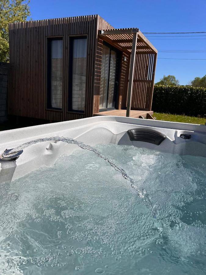 Gîte pour 2 personnes, avec Jacuzzi ainsi que Terrasse et Jardin à Acheux-en-Vimeu