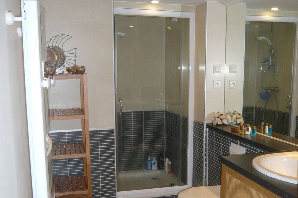 Appartement entier, 4 * spacieux Gite Appartement avec des vues fantastiques et piscine chauffée, enfants in Prayssac, Quercy