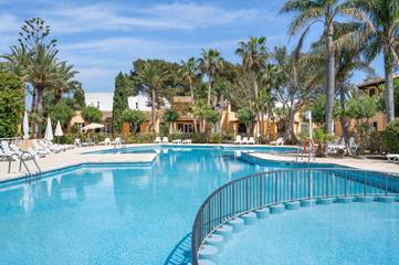 Gîte pour 2 personnes, avec piscine et bassin pour enfant ainsi que jardin et vue dans Son Xoriguer