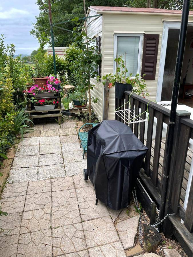 Mobil-home climatisé pour 6 personnes au maximum, avec 3 chambres et une grande terrasse, entièrement et totalement équipé mais sans Wifi, avec les draps compris mais Piscine et Restaurant non garantis à compter de septembre in Sarlat-la-Canéda, Périgord Noir