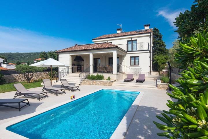 Villa pour 8 personnes, avec jardin ainsi que vue et piscine à Punat