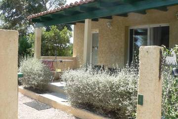 Gîte pour 4 personnes, avec terrasse et jardin à San-Gavino-di-Carbini