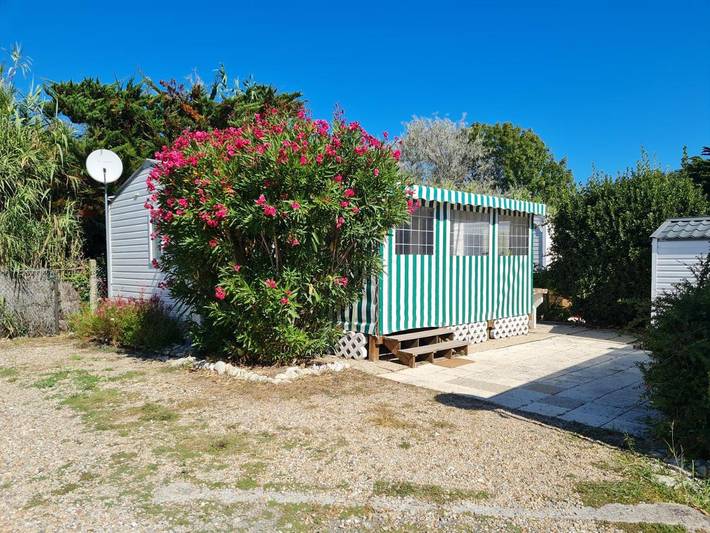Camping pour 4 personnes, avec jardin et bassin pour enfant ainsi que piscine et sauna, adapté aux familles