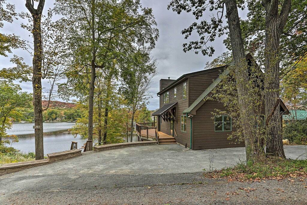 Waterfront Highland Lakes Home mit Deck und eigenem Dock in Sussex County (NJ)