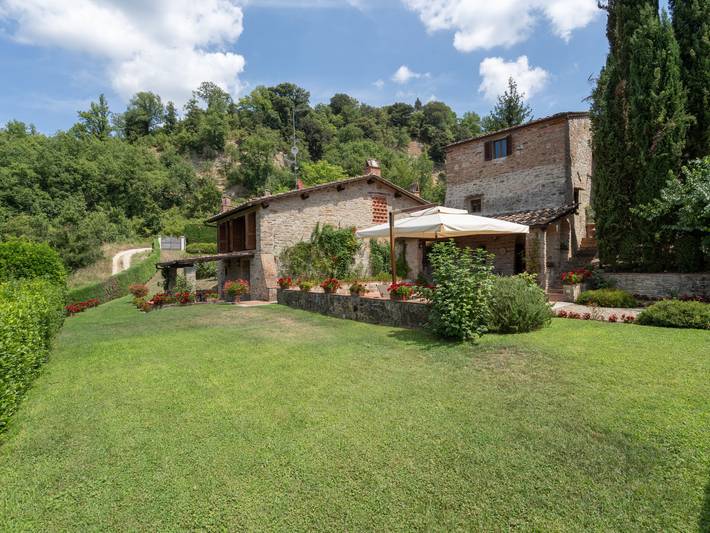 Agriturismo per 10 persone, con idromassaggio e giardino in Dicomano