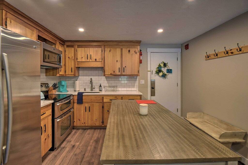 Ganze Wohnung, Gilford Escape w/ Boat Slip on Sanders Bay! in Gilford, Lake Winnipesaukee