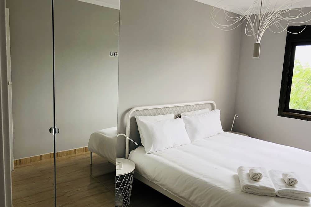 Entire apartment, Brand New, 8 Min Walk To The Beach & Free Parking! in Barcelona, Barcelonès