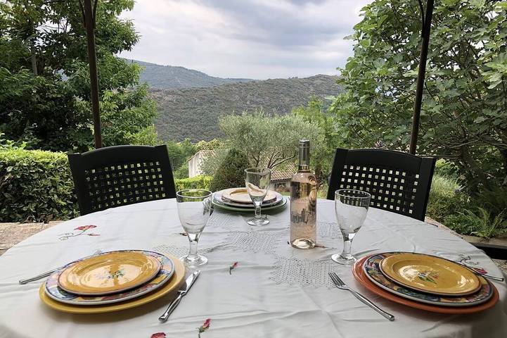 Location de vacances pour 4 personnes, avec Terrasse et Jardin à Roquefère